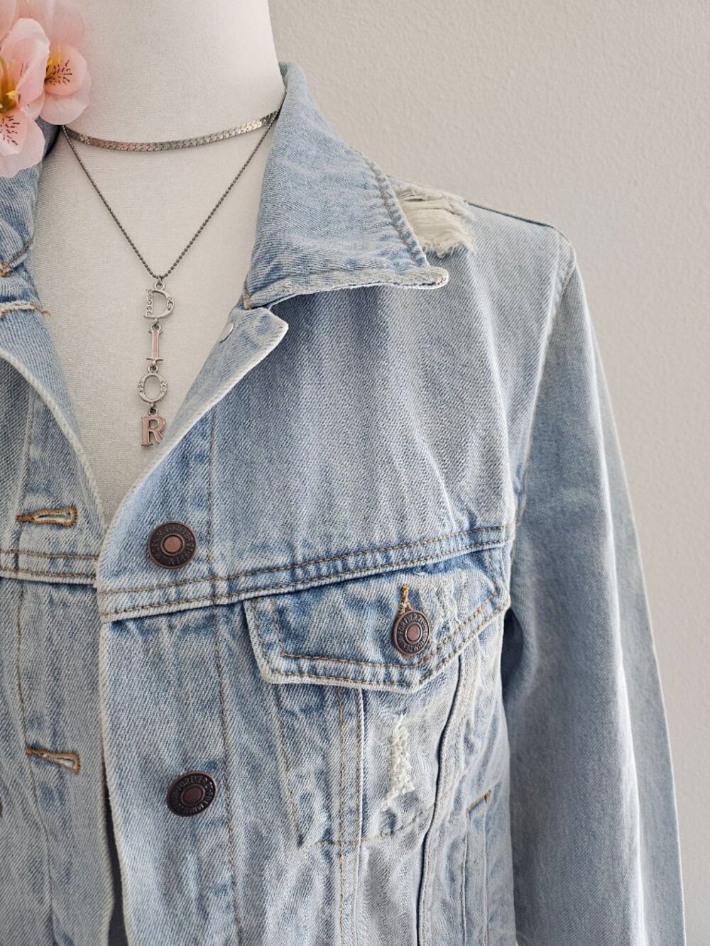 Cropped Floral Sequin Denim Jacket Light Wash NWOT Size M - Picture 8 of 13